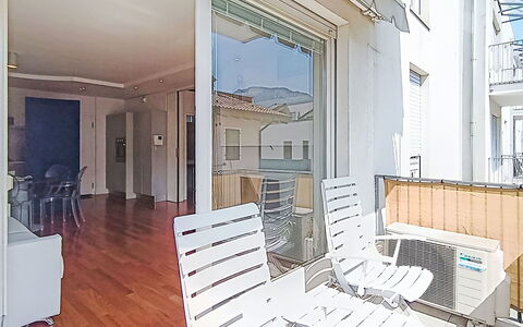 Gigi: Suelo, Diseño De Interiores, Piso, Departamento, Techo, Casa, Balcón, La Luz Del Día, Manchas De Madera, Silla