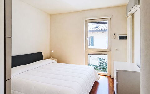 Gigi: Cama, Habitación, Diseño De Interiores, Pared, Suelo, Piso, Sábana, Madera, Lecho, Habitación