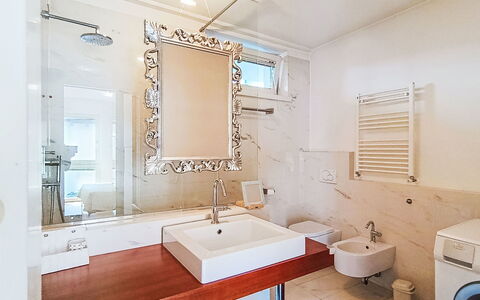 Gigi: Diseño De Interiores, Arreglo De Tubería, Baño, Lavabo Del Baño, Pared, Piso, Lavabo, Espejo, Suelo, Grifo