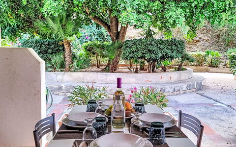 Cala Isulidda: Mueble, Mesa, Silla, Mesa Al Aire Libre, Cocina Y Comedor Mesa, Restaurante, Mueble Para Exteriores, Jardín, Sombra, Patio Interior