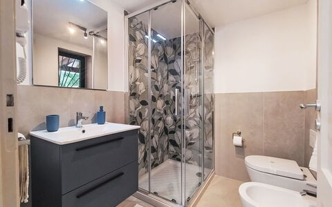 Cala Isulidda: Baño, Piso, Arreglo De Tubería, Suelo, Diseño De Interiores, Lavabo, Mueble De Baño, Lavabo Del Baño, Grifo, Baño