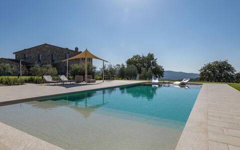 La Calcinaia Country House, Bucine: Piscina, Paisajismo, Losa