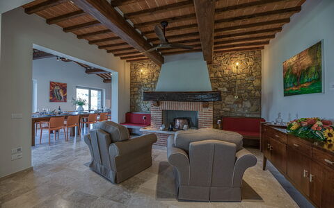 La Calcinaia Country House, Bucine: Mueble, Diseño De Interiores, Pared, Piso, Madera, Techo, Suelo, Silla, Sofá, Sala
