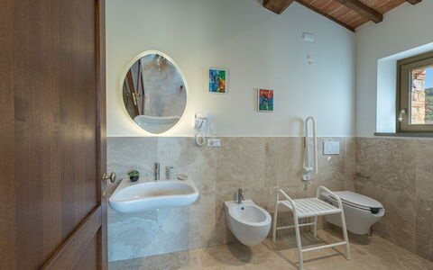 La Calcinaia Country House, Bucine: Piso, Pared, Arreglo De Tubería, Diseño De Interiores, Suelo, Lavabo Del Baño, Grifo, Baño, Lavabo, Plomería
