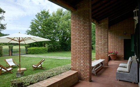Casa Mancini, Holiday Villa, San Galgano: Arbusto, Jardín, Ladrillo, Mueble, Césped, Mueble Para Exteriores, Cobertura Del Suelo, Inmuebles, Patio Interior, Sombra