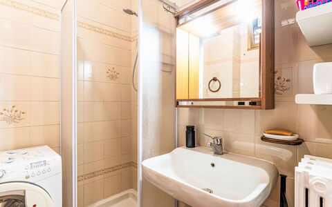 Il Nido: Diseño De Interiores, Arreglo De Tubería, Piso, Baño, Lavabo Del Baño, Suelo, Lavabo, Grifo, Habitación, Plomería