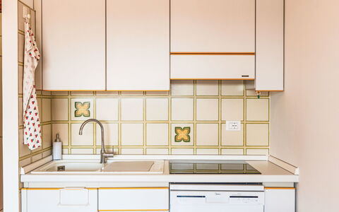 Il Nido: Cocina, Diseño De Interiores, Madera, Piso, Mostrador, Aparato De Cocina, Gabinetes, Suelo, Electrodoméstico, Habitación