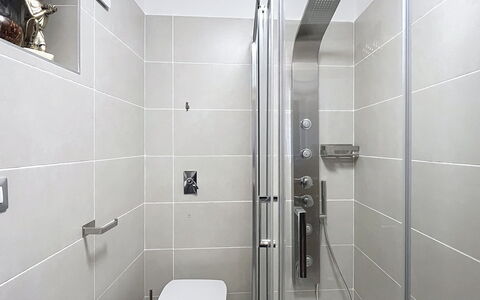 Bluhome: Baño, Arreglo De Tubería, Piso, Diseño De Interiores, Alcachofa De La Ducha, Suelo, Ducha, Plomería, Baño, Loseta
