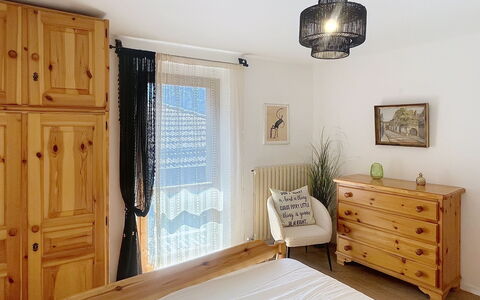 Bluhome: Mueble, Diseño De Interiores, Cama, Habitación, Madera, Habitación, Cajón, Suelo, Textil, Piso