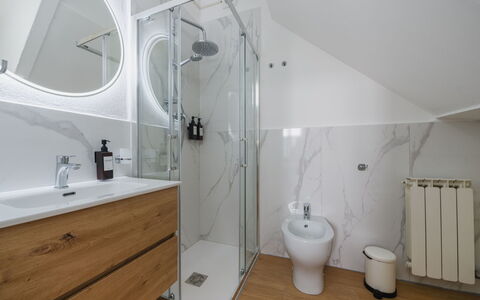 Casa Vacanze al Teatro: Piso, Arreglo De Tubería, Suelo, Diseño De Interiores, Baño, Lavabo Del Baño, Madera, Lavabo, Grifo, Mueble De Baño