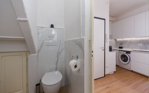 Casa Vacanze al Teatro: Piso, Suelo, Pared, Arreglo De Tubería, Diseño De Interiores, Baño, Lavabo, Baño, Techo, Plomería