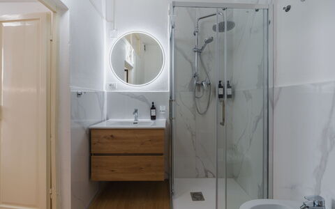 Casa Vacanze al Teatro: Lavabo Del Baño, Piso, Arreglo De Tubería, Suelo, Baño, Lavabo, Diseño De Interiores, Grifo, Mueble De Baño, Espejo