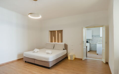 Casa Vacanze al Teatro: Diseño De Interiores, Suelo, Piso, Techo, Habitación, Departamento, Mueble, Cama, Habitación, Suelos De Madera