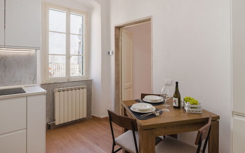 Casa Vacanze al Teatro: Mueble, Piso, Diseño De Interiores, Madera, Suelo, Cocina Y Comedor Mesa, Cocina, Techo, Mesa, Suelos De Madera