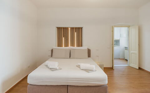 Casa Vacanze al Teatro: Diseño De Interiores, Suelo, Piso, Techo, Habitación, Cama, Habitación, Casa, Departamento, Lecho