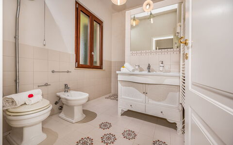Casale Domè 14+2: Piso, Diseño De Interiores, Suelo, Arreglo De Tubería, Lavabo Del Baño, Baño, Lavabo, Asiento Del Baño, Baño, Mueble De Baño