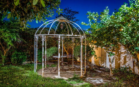 Casale Domè 14+2: Jardín, Metal, Sombra, Estructura Al Aire Libre, Paisajismo, Kiosko, Parque, Pabellón, Jardín Botánico, Portón