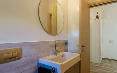 Villa Mia 6: Piso, Suelo, Pared, Diseño De Interiores, Lavabo Del Baño, Madera, Arreglo De Tubería, Lavabo, Baño, Espejo