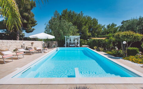 Villa Ferradina 4+2: Azul, Piscina, Recurso, Material Compuesto, Eco Hotel, Mueble Para Exteriores, Ocio, Hotel, Inmuebles, Sombra