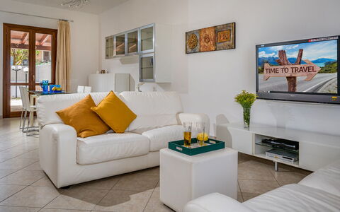 Villa delle Sirene 6: Mueble, Diseño De Interiores, Sofá, Piso, Sala, Suelo, Habitación, Televisión, Techo, Mesa