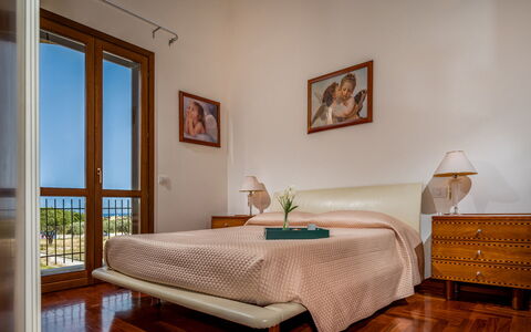 Villa delle Sirene 6: Mueble, Cama, Diseño De Interiores, Habitación, Pared, Piso, Suelo, Madera, Sábana, Habitación