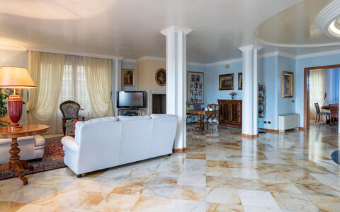 Villa Gabri 8: Piso, Diseño De Interiores, Suelo, Mueble, Techo, Sofá, Sala, Encendiendo, Habitación, Casa