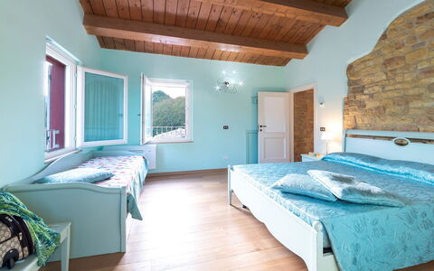Cascina Marianna 12+4: Mueble, Diseño De Interiores, Habitación, Techo, Suelo, Cama, Piso, Casa, Habitación, Linos