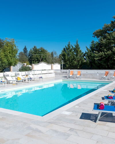 Cascina Marianna 12+4: Azul, Piscina, Mueble Para Exteriores, Recurso, Material Compuesto, Sunlounger, Hotel, Silla, Sombra, Thermae
