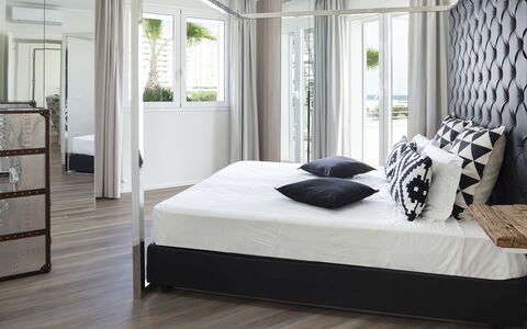 Portoverde Beach Villa 12: Mueble, Cama, Diseño De Interiores, Habitación, Lecho, Piso, Suelo, Sábana, Habitación, Madera