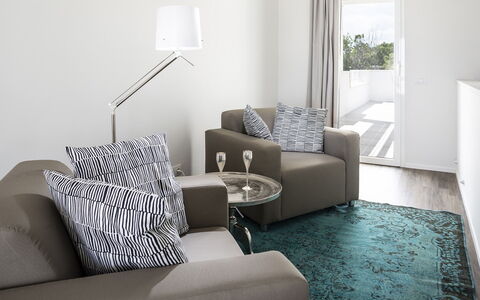 Portoverde Beach Villa 12: Mueble, Diseño De Interiores, Sofá, Piso, Suelo, Pared, Sala, Habitación, Casa, Departamento