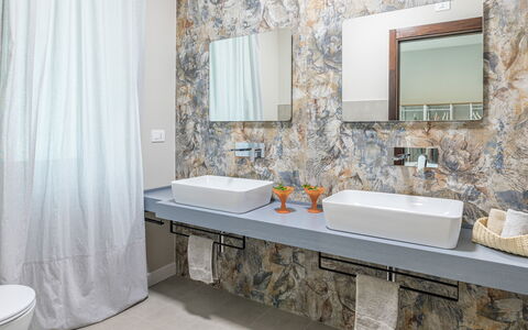 Villa Rasena 6: Diseño De Interiores, Arreglo De Tubería, Piso, Lavabo, Grifo, Lavabo Del Baño, Suelo, Mostrador, Baño, Plomería