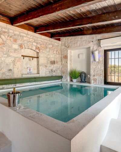 Trulli Littoria 4: Pared, Piscina, Mueble, Piso, Arquitectura, Recurso, Suelo, Material Compuesto, Arreglo De Tubería, Bañera