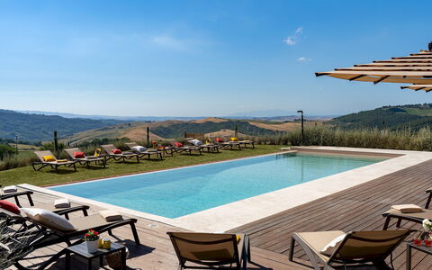 Il Poggiarellone 14: Colina, Piscina, Cordillera, Mueble Para Exteriores, Sunlounger, Ocio, Cresta, Eco Hotel, Valle, Recurso
