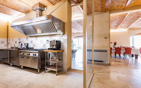 Il Poggiarellone 14: Diseño De Interiores, Mueble, Piso, Madera, Techo, Cocina, Encendiendo, Suelo, Mostrador, Silla