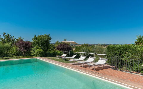 Finestra su Siena 16: Azul, Arbusto, Piscina, Jardín, Paisajismo, Inmuebles, Patio Interior, Casa De Campo, Villa, Hacienda