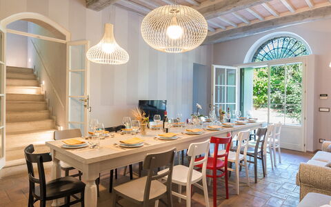Finestra su Siena 16: Mueble, Diseño De Interiores, Piso, Mesa, Techo, Silla, Lámpara, Cocina Y Comedor Mesa, Comedor, Encendiendo