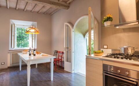 Finestra su Siena 16: Mueble, Diseño De Interiores, Pared, Piso, Madera, Casa, Techo, Mostrador, Suelo, Cocina