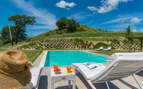 Rosa dei Venti 8: Paisaje Natural, Piscina, Colina, Paisaje, El Terreno Del Lote, Mueble Para Exteriores, Ocio, Jardín, Sunlounger, Paisajismo