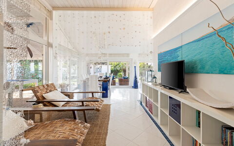 Villa Ambra 10: Diseño De Interiores, Mueble, Piso, Techo, Suelo, Sofá, Encendiendo, Sala, Silla, Casa