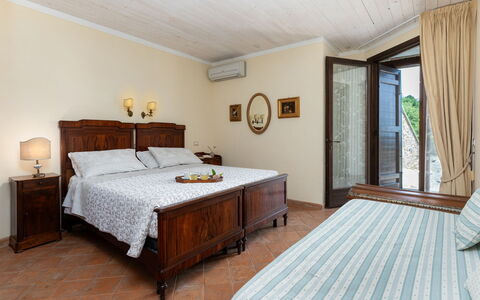 Antiche Pietre 10: Mueble, Diseño De Interiores, Cama, Piso, Suelo, Habitación, Madera, Habitación, Mesa, Techo