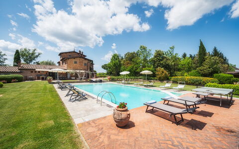 Casale dei Girasoli 14: Piscina, Inmuebles, Recurso, Hacienda, Mueble Para Exteriores, Villa, Paraguas, Eco Hotel, Mansión, Paisajismo
