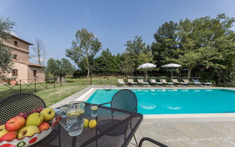 Casale Cinque Valli 8: Piscina, Inmuebles, Recurso, Mueble Para Exteriores, Hacienda, Paisajismo, Hotel, Césped, Villa, Parque