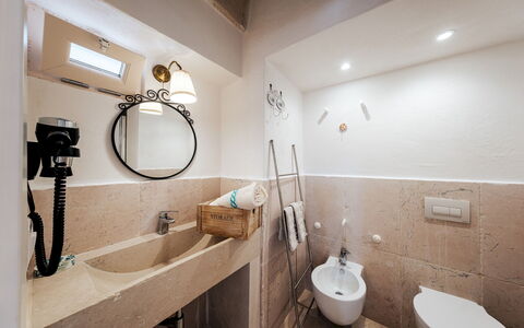 White Stone House 6+1: Pared, Piso, Arreglo De Tubería, Suelo, Diseño De Interiores, Baño, Techo, Lavabo Del Baño, Plomería, Encendiendo