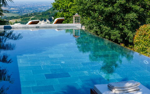Il Castellaccio 8: Azul, Piscina, Agua, Material Compuesto, Fuente De Agua, Recurso, Ocio, Eco Hotel, Mueble Para Exteriores, Sombra