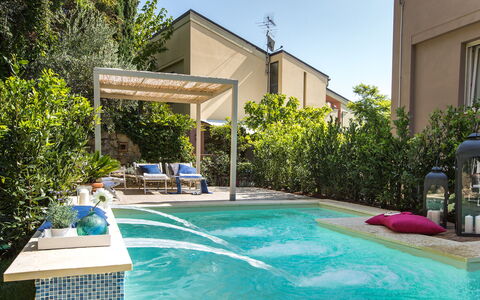 Il Ciliegio sul Lago 6: Piscina, Recurso, Maceta, Eco Hotel, Material Compuesto, Jardín, Mueble Para Exteriores, Ocio, Fuente De Agua, Planta De Casa