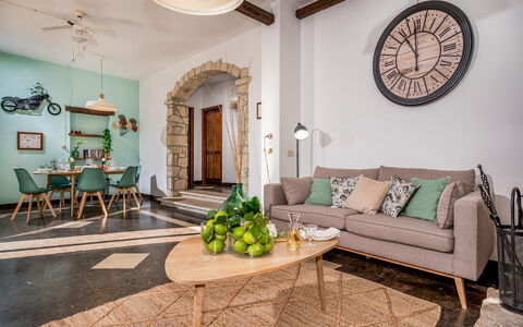 Il Giardino dei Limoni 8: Mueble, Diseño De Interiores, Piso, Pared, Madera, Suelo, Sala, Sofá, Habitación, Mesa