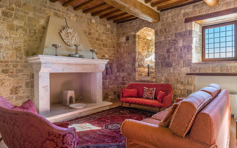 Santa Illuminata 12: Pared, Mueble, Piso, Diseño De Interiores, Suelo, Techo, Sala, Encendiendo, Marrón, Sofá