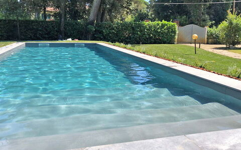 Villa la Meridiana 8+1: Azul, Piscina, Material Compuesto, Jardín, Paisajismo, Fuente De Agua, Patio Interior, Loseta, Sombra, Diseño