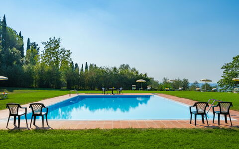Tenuta di Pratello 24: Azul, Piscina, Recurso, Jardín, Ocio, Sombra, Eco Hotel, Césped, Paisajismo, Parque