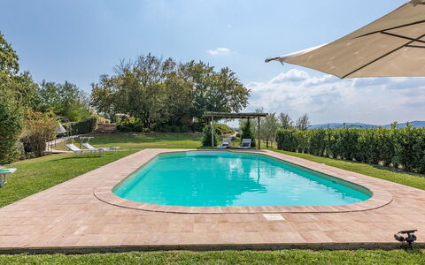 Podere di Salci 10: Azul, Piscina, Jardín, Sombra, Inmuebles, Paisajismo, Hacienda, Patio Interior, Eco Hotel, Yarda